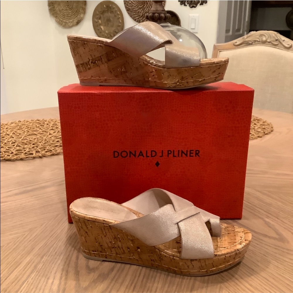 Donald Pliner FUJI2 Platino Metallic Lizard.